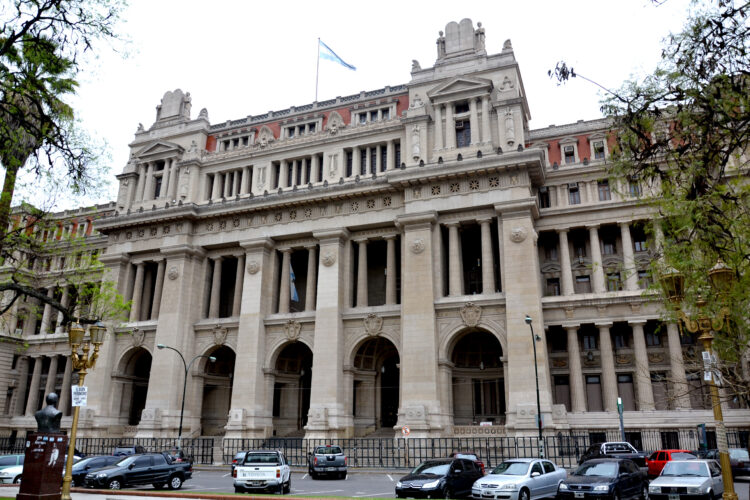 La Corte Suprema ordenó aplicar la Ley de Financiamiento Universitario, mientras el Gobierno advierte sobre su implementación.