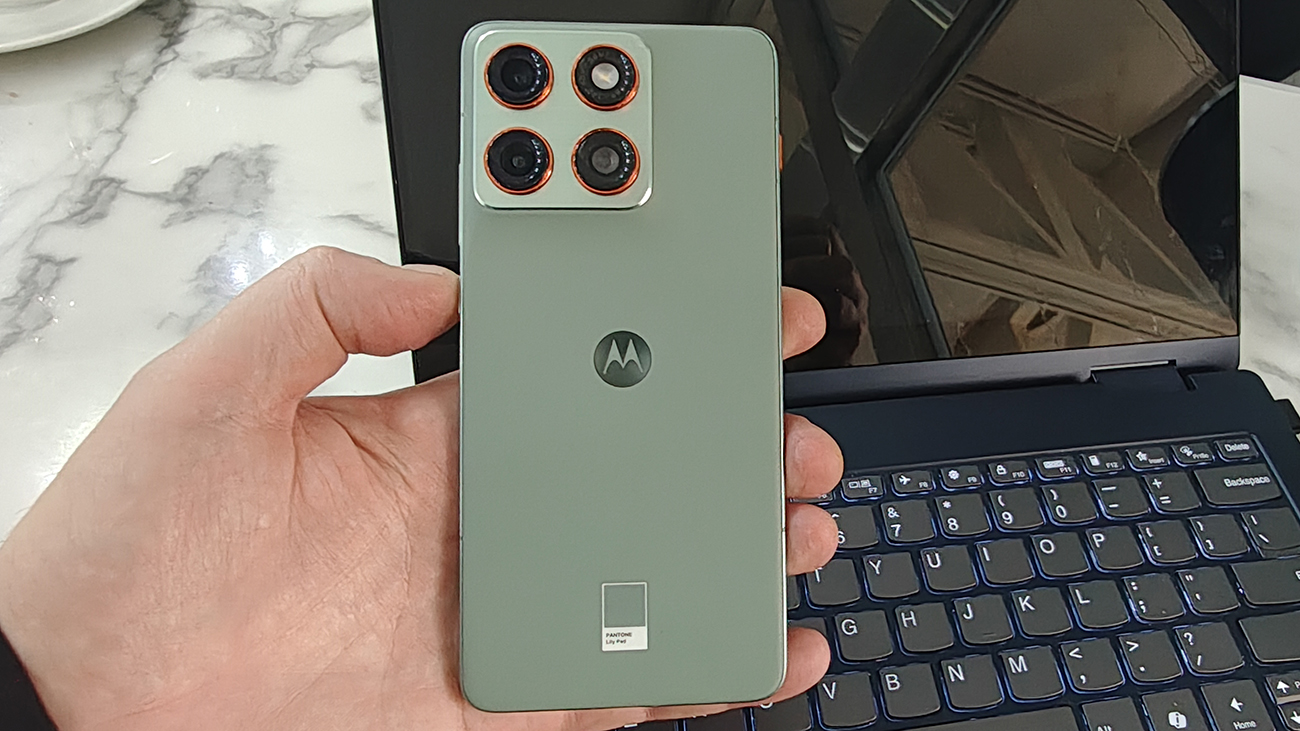 Probamos dos tanques de Motorola: Signature y Edge 70 El dorso del Edge 70.