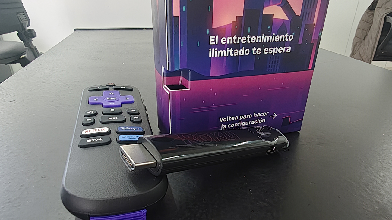 Buenas noticias para usuarios de Roku: suma la aplicación de Flow El combo que viene en la caja junto al cable de alimentación USB.