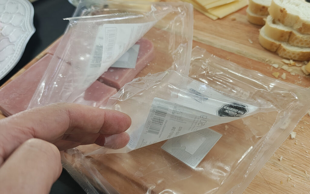 Paquetes de paleta y queso con alaram antirrobo.