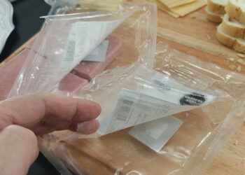 Paquetes de paleta y queso con alaram antirrobo.