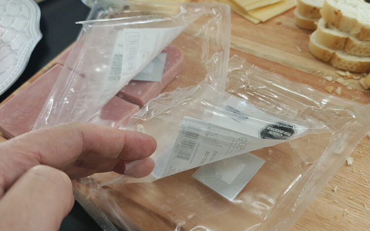 Los supermercados le ponen alarma antirrobo al fiambre y al queso feteado Paquetes de paleta y queso con alaram antirrobo.