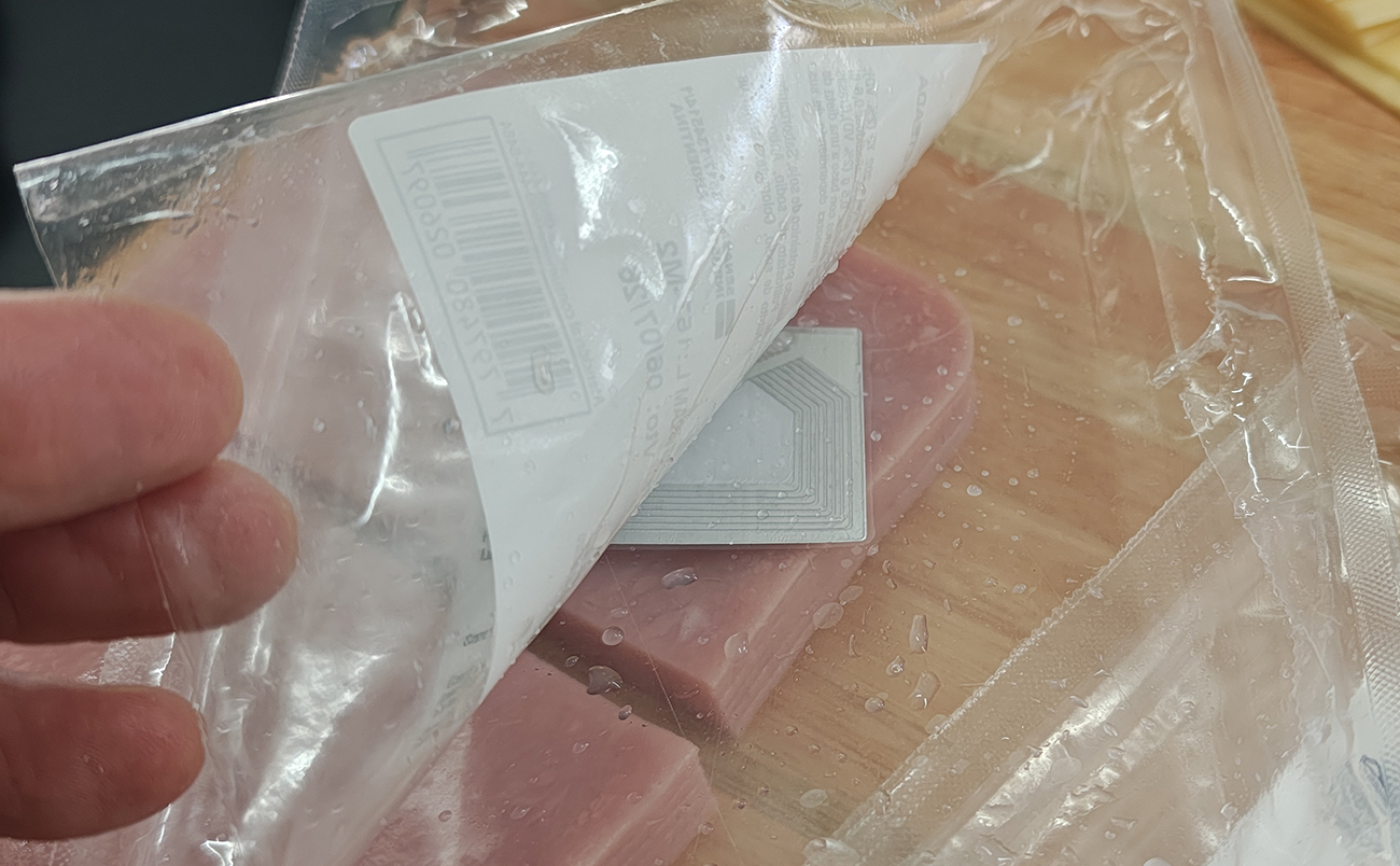 Los supermercados le ponen alarma antirrobo al fiambre y al queso feteado La alarma antirrobo en el interior de un paquete de fiambre.
