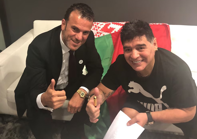 Tajeddine Seif con Diego Maradona en Bielorrusia.