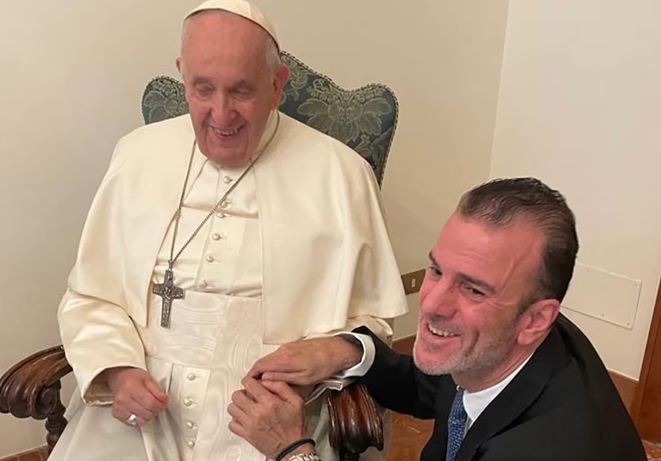Tajeddine Seif junto al Papa Francisco.