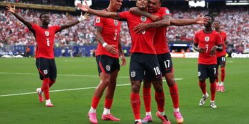 Inglaterra derrotó 2-0 a Panamá y quedó puntero del Grupo L