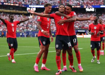 Inglaterra derrotó 2-0 a Panamá y quedó puntero del Grupo L