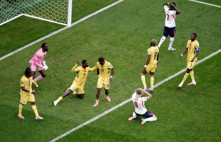 Inglaterra y Ghana no se sacaron diferencias y dejaron abierto el Grupo L El inglés Harry Kane se agarra la cabeza después de fallar lo que era el tanto de la victoria.