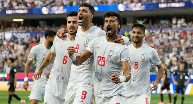 Irán igualó con Nueva Zelanda en un debut marcado por la tensión política El festejo del conjuntó iraní que se recuperó dos veces para igualar las acciones.