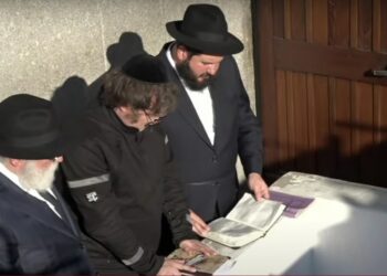 Javier Milei en la tumba del “Rebe de Lubavitch”.