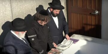 Javier Milei en la tumba del “Rebe de Lubavitch”.