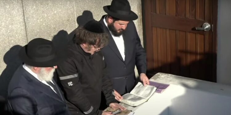 Milei despliega agenda con nuevos gestos de acercamiento a Israel Javier Milei en la tumba del “Rebe de Lubavitch”.