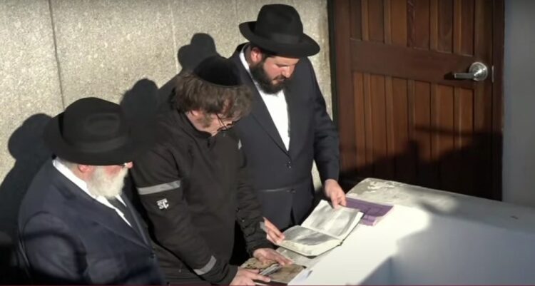 Milei despliega agenda con nuevos gestos de acercamiento a Israel Javier Milei en la tumba del “Rebe de Lubavitch”.