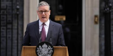 El primer ministro británico señaló que seguirá en el cargo hasta que se elija a su sucesor.