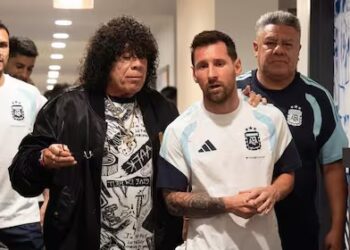 La Mona Jiménez hizo bailar a Messi antes del debut ante Argelia selección La Mona Jiménez