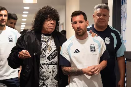 La Mona Jiménez hizo bailar a Messi antes del debut ante Argelia selección La Mona Jiménez