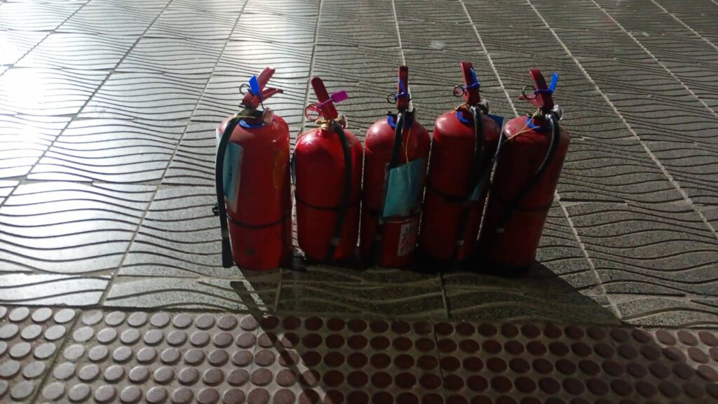 La Policía secuestró los cinco matafuegos y detuvo al presunto autor del hecho.