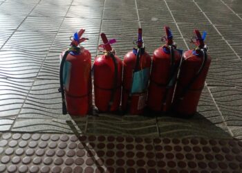 La Policía secuestró los cinco matafuegos y detuvo al presunto autor del hecho.