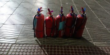 La Policía secuestró los cinco matafuegos y detuvo al presunto autor del hecho.