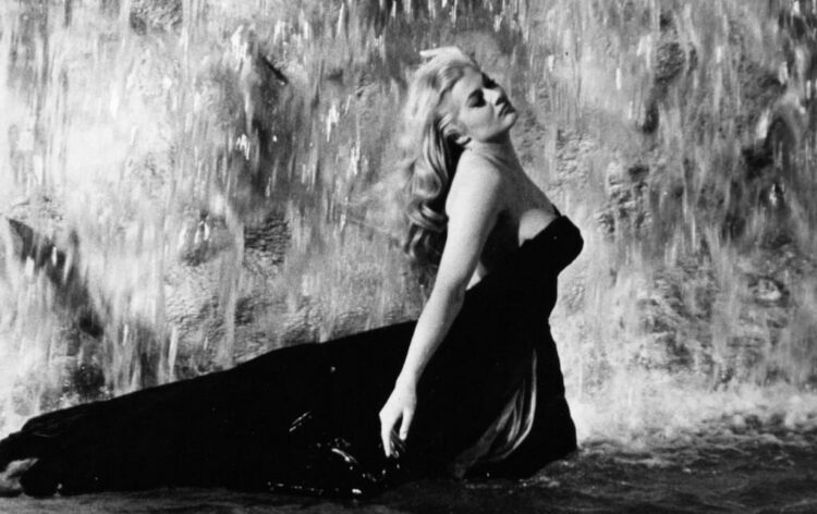 Tres jueves de junio con el universo autoral de Fellini "La dolce vita" es una de las obras más emblemáticas de Federico Fellini, centrada en el recorrido de un periodista por la vida nocturna de Roma y la alta sociedad italiana. La pieza se proyectará el jueves 18 a las 20 ℎ𝑠.