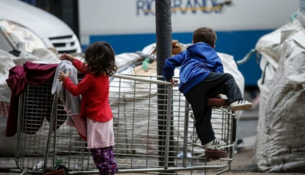 La pobreza alcanza al 42,3% de los niños y adolescentes en Argentina Pobreza