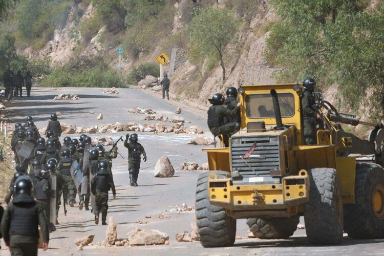 Liberan rutas en Bolivia tras la entrada en vigor del estado de excepción Despejan rutas en Bolivia luego de semanas de protestas y desabastecimiento.