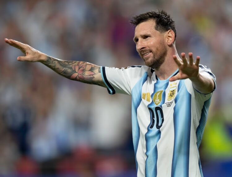 Messi tras el partido ante Argelia: “Totalmente ajeno a lo deportivo, pasé unos días difíciles” Lionel Messi en el festejo de su tercer gol ante Argelia.