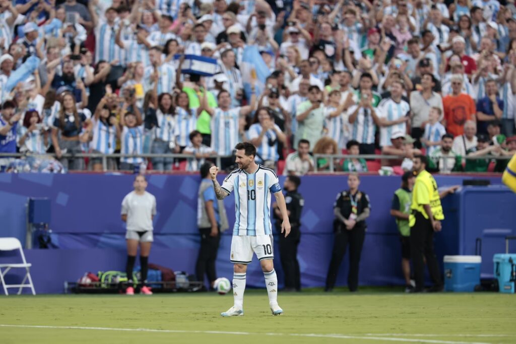 Messi hizo delirar al mundo: los medios internacionales se rindieron ante el astro argentino Lionel Messi festeja uno de sus tres gritos en una noche de ensueño.