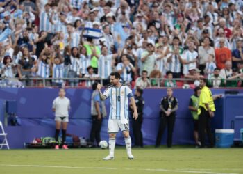 Messi hizo delirar al mundo: los medios internacionales se rindieron ante el astro argentino Lionel Messi festeja uno de sus tres gritos en una noche de ensueño.