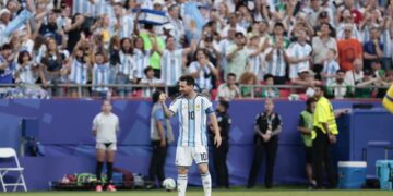 Messi hizo delirar al mundo: los medios internacionales se rinden ante el astro argentino Lionel Messi festeja uno de sus tres gritos en una noche de ensueño.