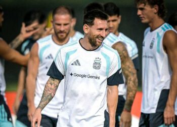 Lionel Messi sonrió en la práctica y Scaloni analiza variantes para enfrentar a Austria