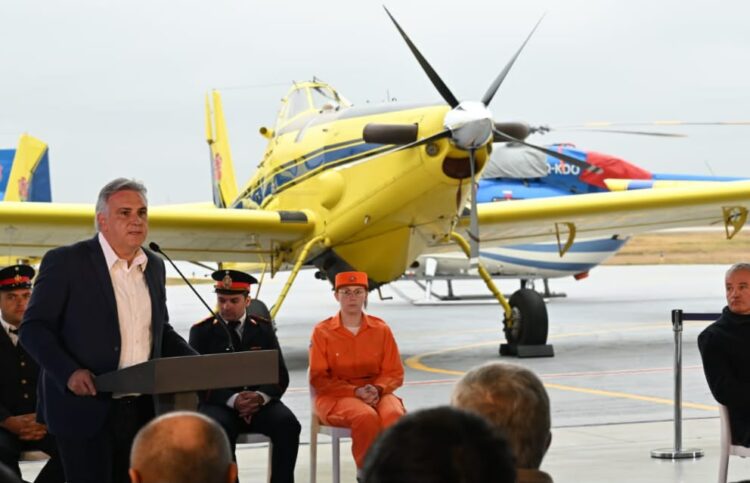 Llaryora presentó nuevos aviones y helicópteros contra los incendios forestales incendio