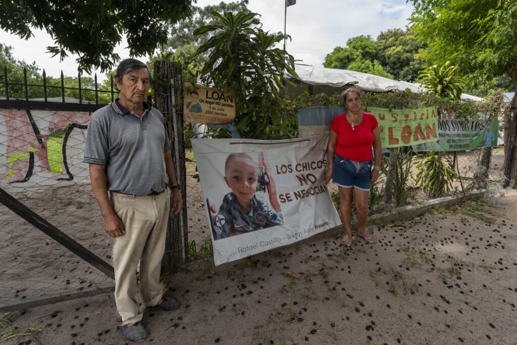Los padres de Loan Peña, Jose Peña y Maria Nogera, durante la entrevista que mantuvieron con esta agencia en su casa en Corrientes.