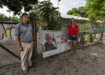 Los padres de Loan Peña, Jose Peña y Maria Nogera, durante la entrevista que mantuvieron con esta agencia en su casa en Corrientes.