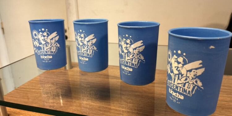 Vasos mundialistas: se canjean por botellas en distintos puntos de la ciudad Los vasos mundialistas llegan a los ecocanjes de Córdoba.
