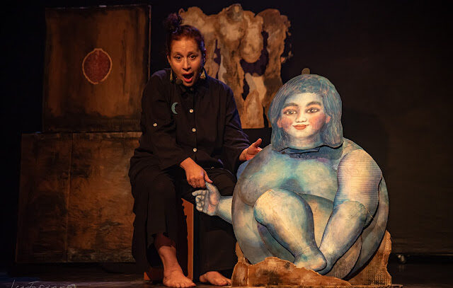 Un finde con mucho teatro para todos los gustos y bolsillos "Lunática" es una obra de teatro que se nutre de la narración, la música, el comic, la técnica japonesa Kamishibai y el Teatro del Papel Europeo.