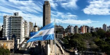Manuel Belgrano y el Monumento a la Bandera: la historia detrás de un símbolo argentino El Monumento a la Bandera. imagen: acto por el Día de la Bandera 2026 en Rosario, captura de video.