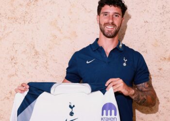 Marcos Senesi firmó con el Tottenham a la espera de una chance mundialista