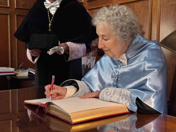 La escritora canadiense Margaret Atwood advirtió este lunes sobre el avance de la censura en Estados Unidos.