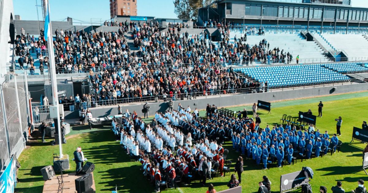 El Estadio Julio César Villagra fue escenario de un momento muy especial: más de 250 estudiantes de siete instituciones educativas de barrio Alberdi y sectores aledaños realizaron su Promesa de Lealtad a la Bandera Nacional, acompañados por sus familias, docentes y representantes de la comunidad. foto: Prensa Club Atlético Belgrano.