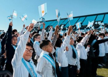 Más de 250 hicieron la Promesa de Lealtad a la Bandera en "El Gigante" El Estadio Julio César Villagra fue escenario de un momento muy especial: más de 250 estudiantes de siete instituciones educativas de barrio Alberdi y sectores aledaños realizaron su Promesa de Lealtad a la Bandera Nacional, acompañados por sus familias, docentes y representantes de la comunidad. foto: Prensa Club Atlético Belgrano.