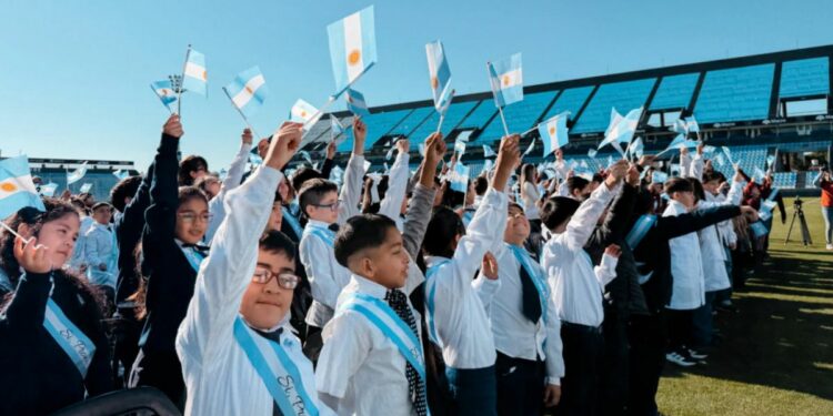 El Estadio Julio César Villagra fue escenario de un momento muy especial: más de 250 estudiantes de siete instituciones educativas de barrio Alberdi y sectores aledaños realizaron su Promesa de Lealtad a la Bandera Nacional, acompañados por sus familias, docentes y representantes de la comunidad. foto: Prensa Club Atlético Belgrano.