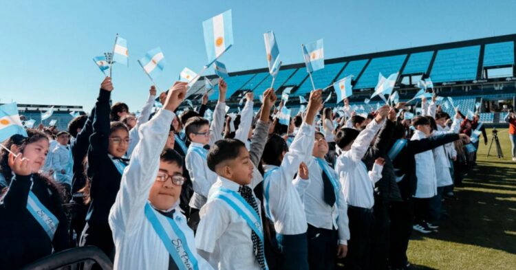 El Estadio Julio César Villagra fue escenario de un momento muy especial: más de 250 estudiantes de siete instituciones educativas de barrio Alberdi y sectores aledaños realizaron su Promesa de Lealtad a la Bandera Nacional, acompañados por sus familias, docentes y representantes de la comunidad. foto: Prensa Club Atlético Belgrano.