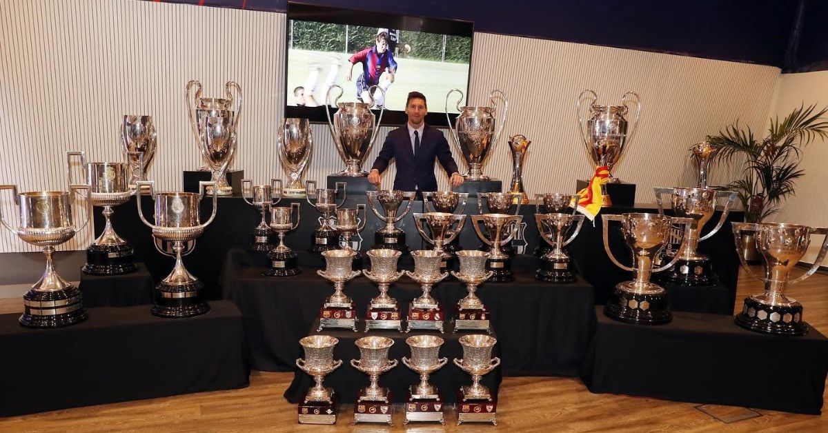 Messi, el hombre que hizo feliz al mundo Lionel Messi posa junto algunos de sus trofeos.