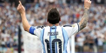 Messi ilumina a una selección sin brillo pero con carácter Messi ilumina a una selección sin brillo pero con carácter