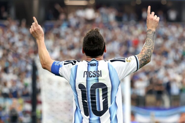 Messi celebra con su clásica pose tras romper el récord de Miroslav Klose.