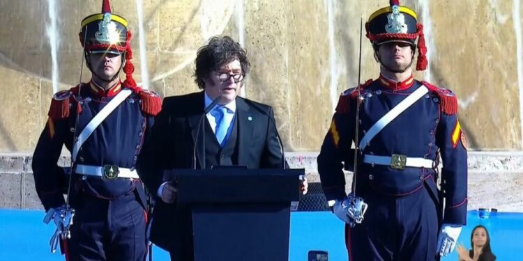 Milei destacó a Belgrano como referente liberal en el Día de la Bandera Imagen: El Presidente Milei encabeza el acto por el Día de la Bandera 2026 en Rosario | Oficina del Presidente.