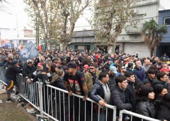 Multitudinaria despedida al Indio Solari en Avellaneda