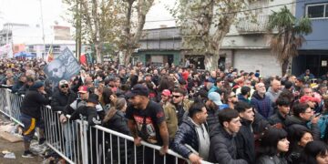 Multitudinaria despedida al Indio Solari en Avellaneda