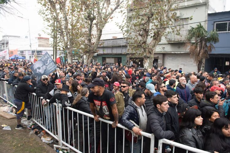 Multitudinaria despedida al Indio Solari en Avellaneda
